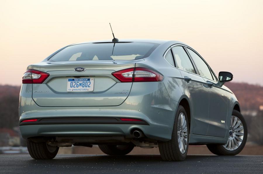  Ford Fusion Hybrid SE 2013 года  (фото 8 из 26)